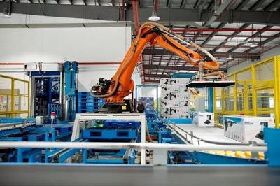 美的智能精益工厂探索人机共协 上演机器人之舞与AI软件开发